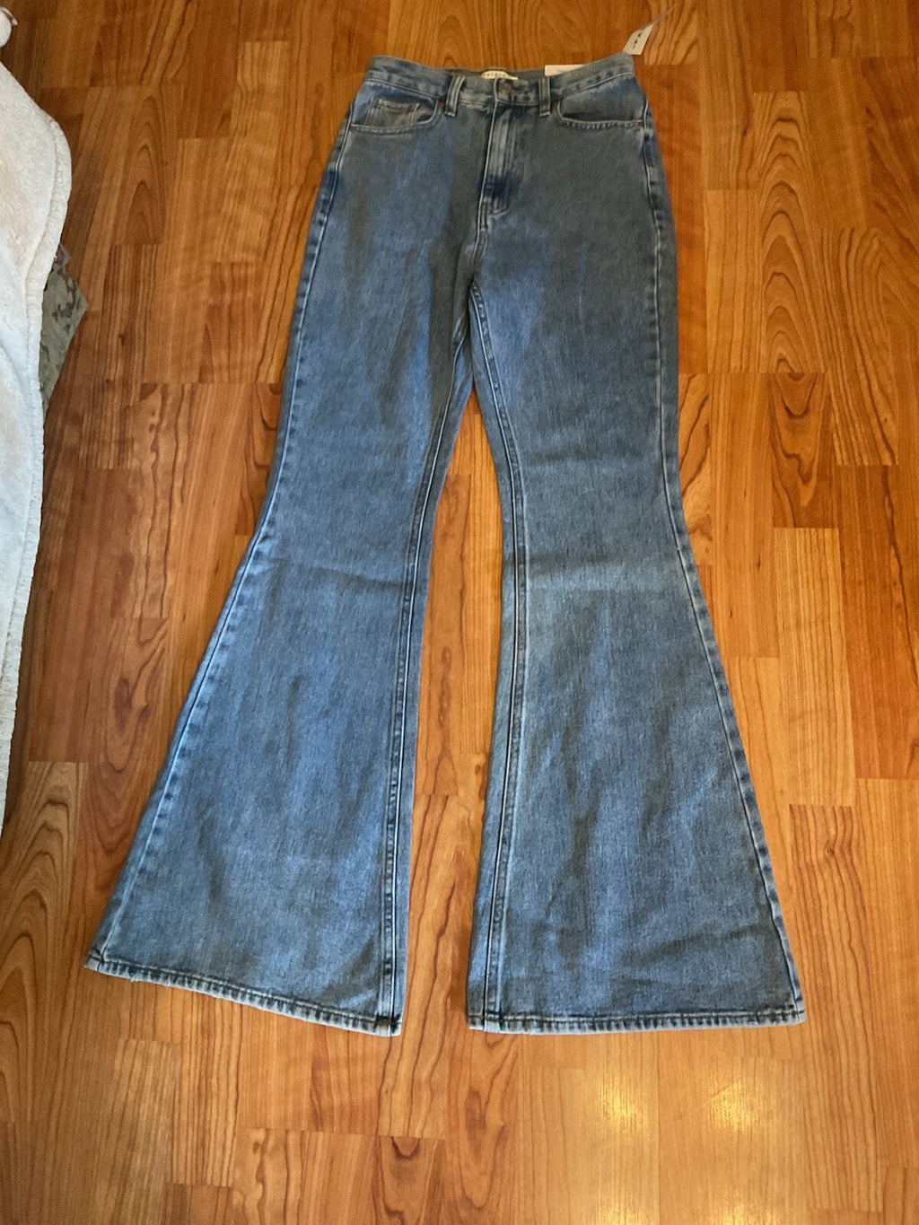 Pacific Sunwear High Rise Flare Medium Wash Jeans for women. Size 26 Bin 31