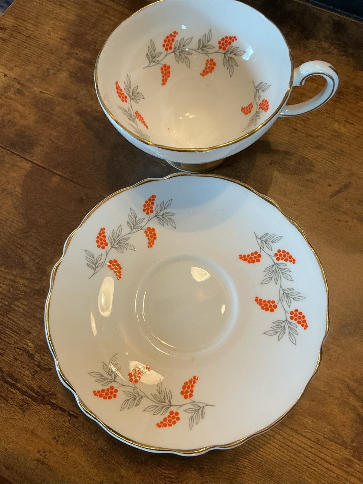 Crown StaffordshIre Bone China Orange Berries Tea Cup & Saucer CHN 22 WHT 11