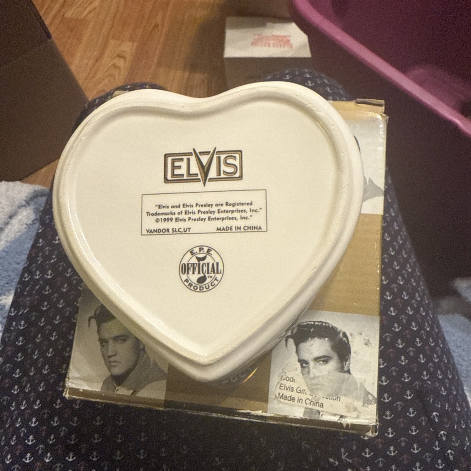 Elvis Presley heart box 1999 Vandor ceramic keepsake BIN 993