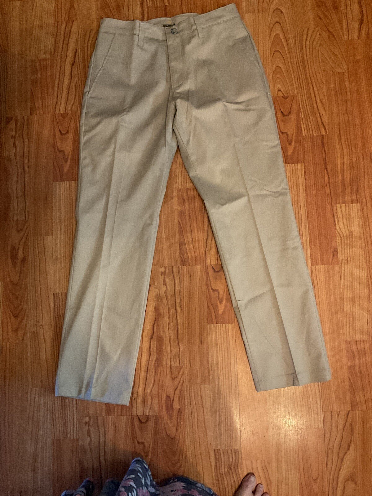 Lee Men’s Comfort Stretch Khaki Total Freedom Relaxed Fit 30x30 Pants. B 1360