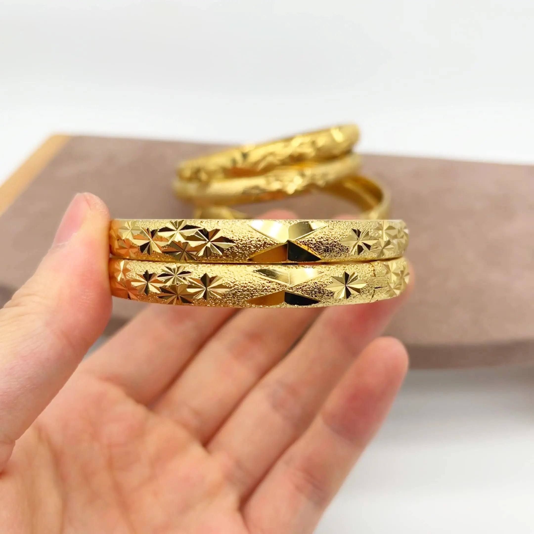 Dropshipping Wholesales 8mm Brass Fashion Bracelet Star Carved Bangle Wedding Gift for Middle Eastern Brides Jewelry